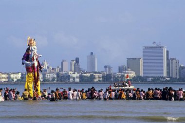 Ganesh ganpati Festivali; Batırmak için Ganesh 'in büyük putunu taşıyan insanlar; Girgoan; Chowpatty; Bombay mumbai; maharashtra; Hindistan