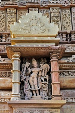 Vishwanatha Tapınağı 'ndaki Lord Vishnu Heykeli Khajuraho Madhya Pradesh Hindistan Asya