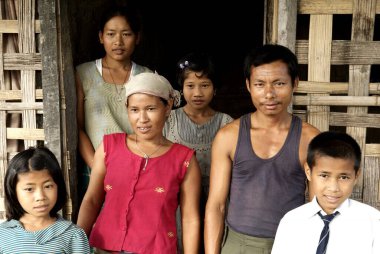 Kırsal aile, Chakma kabilesi, Arunachal Pradesh, Hindistan 