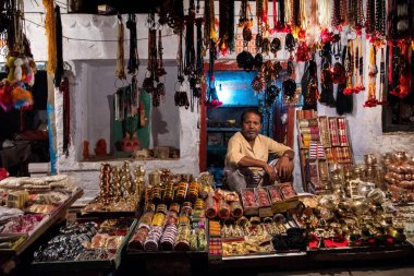 Dini eşyalar satan dükkan, Varanasi, Banaras, Benaras, Kashi, Uttar Pradesh, Hindistan 