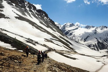 Pilgrim mahagunas ganesh top, amarnath yatra, Jammu Kashmir, Hindistan, Asya 'ya geçer.