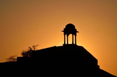 Chhatri tepeye karşı Batan Güneş motorcusu Rajasthan Hindistan Asya 
