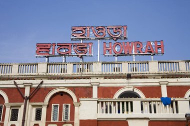 Howrah tren istasyonunun dışı; Kalküta Kolkata; Batı Bengal; Hindistan