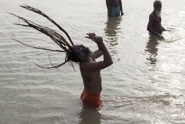 Sadhu banyo yapıyor, Varanasi, uttar pradesh, Hindistan, Asya