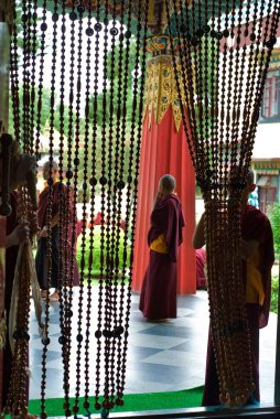 Namdroling Manastırı 'nın avlusunda keşişler Palyul Nyingmapa Budist merkezi; Byalakuppe; Mysore; Karnataka; Hindistan
