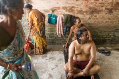 Babu Ghat 'ta Geleneksel Masaj Bekleyen Adam; Kolkata; Batı Bengal; Hindistan