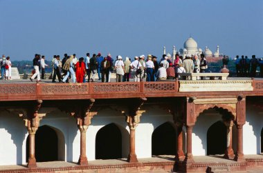 Agra kalesinden Taj Mahal 'i izleyen turistler Machchi Bhawan, Agra, Agra, Uttar Pradesh, Hindistan  