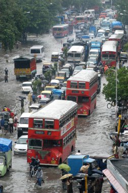 Şiddetli yağış gününde Bombay 'ın bazı bölgeleri şu anda bir adanın şeklini alıyor; benzer bir durum burada, böyle şiddetli bir yağış gününde; Bombay Mumbai' nin merkez banliyösü Kurla 'da Lal Bahadur Shastri Marg; Maharashtra; Ind