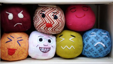 Bir sürü el yapımı gülen surat yumuşak oyuncaklar, el yapımı gülücük, yumuşak oyuncaklar, duygu topları arka plan