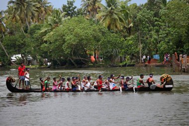 Alleppey Kerala Hindistan 'daki Punnamada Gölü' nde yılan tekneleri yarışıyor. 