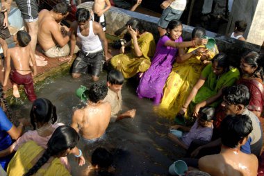 Vajreshwari Thane ilçesi, Maharashtra, Hindistan, Asya yakınlarındaki Ziholi 'de Tripuri Poornima vesilesiyle sıcak suda yıkanan insanlar.