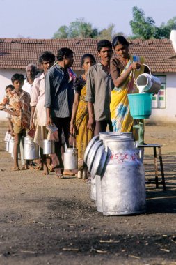 Süt Toplama Merkezi 'nde İnsanların Kuyruğu 