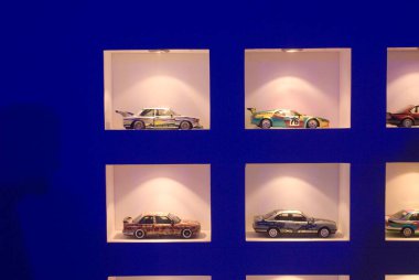 Cihangir sanat galerisinde tasarımcı mini arabaları sergiliyor; Bombay şimdi Mumbai; Maharashtra; Hindistan