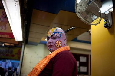 Karakter makyajlı Hintli sanatçı