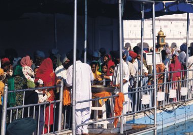 Altın Tapınak 'taki insanlar, Amritsar, Punjab, Hindistan, Asya