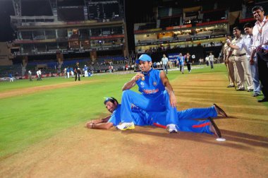 Hindistan, 2 Nisan 2011 'de Hindistan' da oynanan ICC Dünya Kriket Kupası 2011 finalinde Sri Lanka 'yı mağlup ettikten sonra Wankhede Stadyumu' nda kriket sahasında Hintli kaptan M S Dhoni ve Yuvraj Singh 'i yendi.