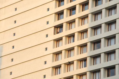 26 Kasım 2008 'de Bombay Mumbai, Maharashtra, Hindistan' da Deccan Mücahitlerinin düzenlediği terörist saldırıdan sonra Oberoi Trident Oteli 'nin kırık camında rehine bulundu.