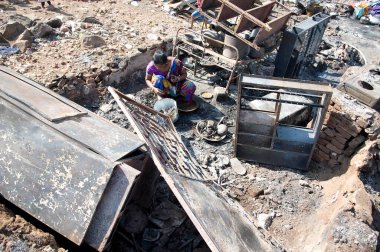 Gecekondu yangınlarının gündüz vakti Damu Nagar, Kandivali, Mumbai, Maharashtra, Hindistan, Asya