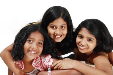 Beyaz arka planda neşeli modda genç kızlar 