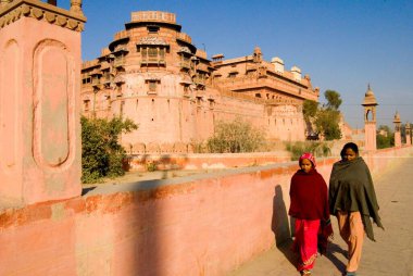 Junagarh kalesinden geçen kadınlar; Bikaner; Rajasthan; Hindistan