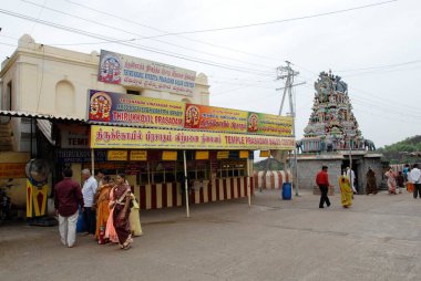 Thirukkovil Prasadam, Tirutani; Tamil Nadu; Hindistan 'da Prakaram tepesinde durdu.