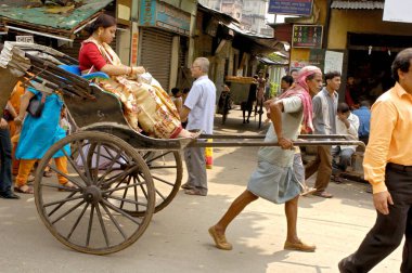 Şehir hayatı, el arabası çekmecesi Kalküta caddesinde yolcuyu çekiyor şimdi Kolkata, Batı Bengal, Hindistan 
