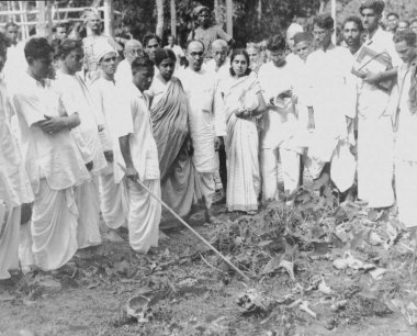 Mahatma Gandhi Noakhali, Bengal, Hindistan 'daki barış görevi sırasında 1947 Ocak' ında bir insan iskeletinin bulunduğu yeri ziyaret etti. 