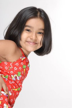 Stüdyoda neşeli genç kız 