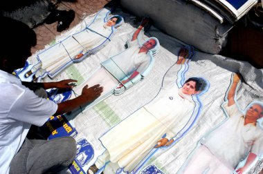 BSP başkanı Mayawati 'nin posterleri ve BSP Kanshiram' ın kurucusu 2004 Lok Sabha seçimleri sırasında Nagpur 'da, Maharashtra' da, Hindistan 'da satılıyor.