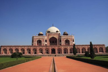 Humayun 'un mezarı 1570' te Hint Yarımadası 'nın İran mimarisi, Delhi, Hindistan UNESCO Dünya Mirası Bölgesi' ndeki ilk kırmızı kumtaşı ve beyaz mermer mezarından yapıldı.