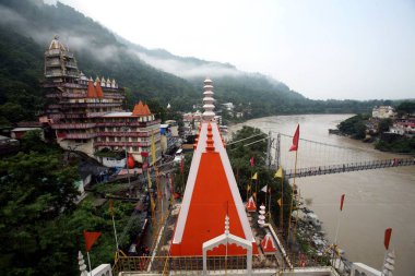 Trayambakeshwar Tapınağı ve Lakshman Jhula, Ganga Nehri üzerinde, Uttaranchal, Hindistan 'da yer aldı. 