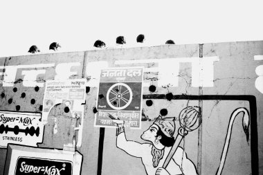 Lord Hanuman duvara Mumbai Maharashtra Hindistan 1990 posterleriyle resim yapmış.