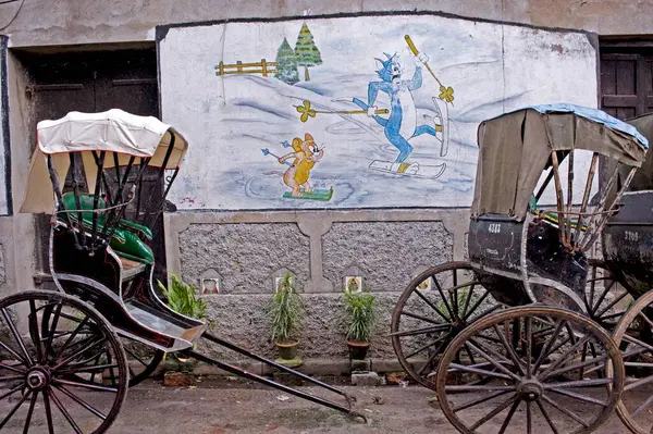 stock image The wall graffiti and heritage hand pulled carts at Kumartuli, Kolkata Calcutta, West Bengal, India 