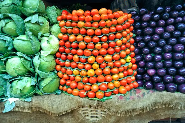 yeşil lahanalar ve kırmızı domatesler mor brinjal
