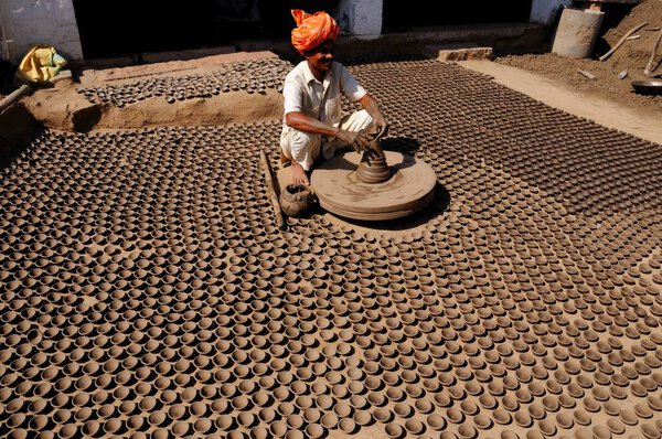 Поттер лепит песок на гончарном круге, Джодхпур, Раджастан, Индия
