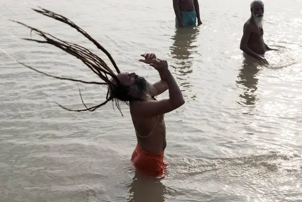 Sadhu banyo yapıyor, Varanasi, uttar pradesh, Hindistan, Asya
