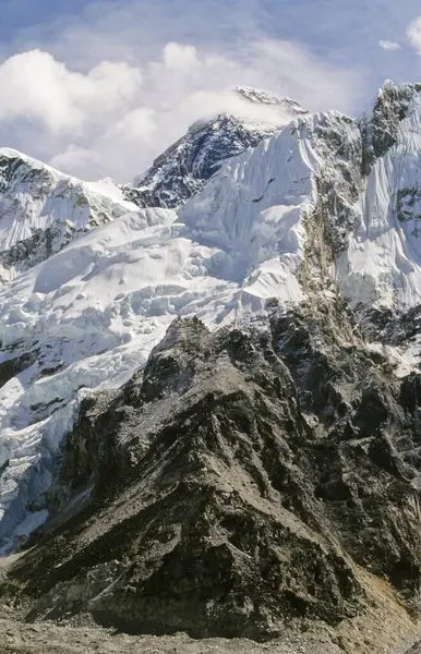 Karlı Everest Dağı