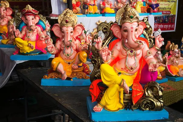 Ganesh İdolleri Pune Maharashtra Hindistan Asya 'da satılıyor. 
