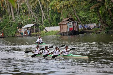 Alleppey Kerala Hindistan 'daki Punnamada Gölü' nde kayak yapan kadınlar. 