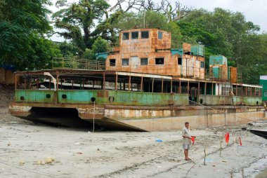 Brahmaputra Nehri kıyısında tekne, Guwhati, Assam, Hindistan 