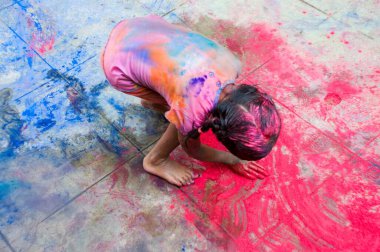 Bombay, Maharashtra, Hindistan 'daki Ananta apartmanında Holi oynayan bekar çocuk. 