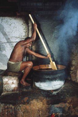 Kozhikode, Kerala, Hindistan 'da halwa yapan adam.