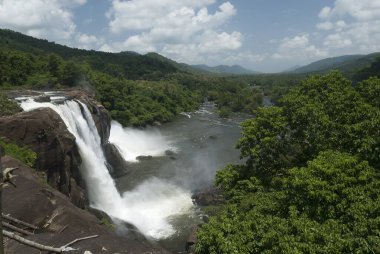 Üçüncü kez Chalakudy chalakkudi nehrine düşer vazhachal ormanında, Trichur Thrissur, Kerala, Hindistan