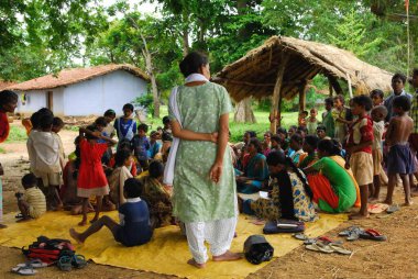 Gönüllüler tarafından eğitilmiş Ho kabilesi kadınları, Chakradharpur, Jharkhand, Hindistan    