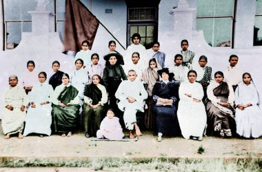 Kasturba Gandhi ve Mahatma Gandhi 1913 'te bir grup kadınla birlikte. 