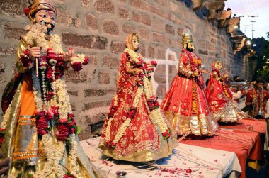 İsar ve Gavar 'ın İdolleri Gangaur Jodhpur Rajasthan Hindistan festivalinde 