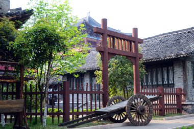 Dong-Yang Sarayı 'nın kapısına park etmiş bir tekerlekli araba.