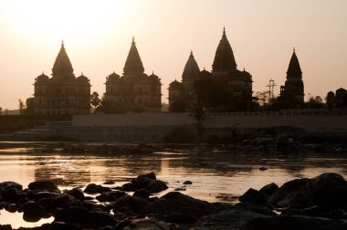 Betwa, Orchha, Tikamgarh, Madhya Pradesh, Hindistan kıyılarında günbatımı