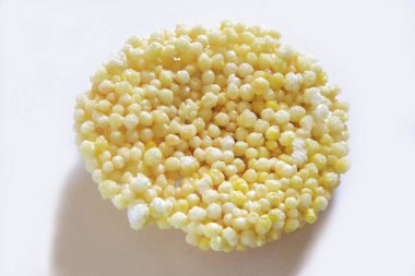 Beyaz arka planda sarı sabudana papad sago sago cycas circinalis metroxylon sagu