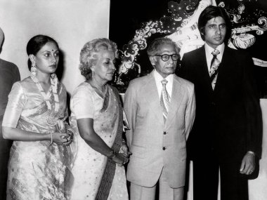 Güney Asyalı aktör Amitabh Bachchan ile Jaya Bachchan, Teji Bachchan ve Peder Dr. Harivansh Rai.  
